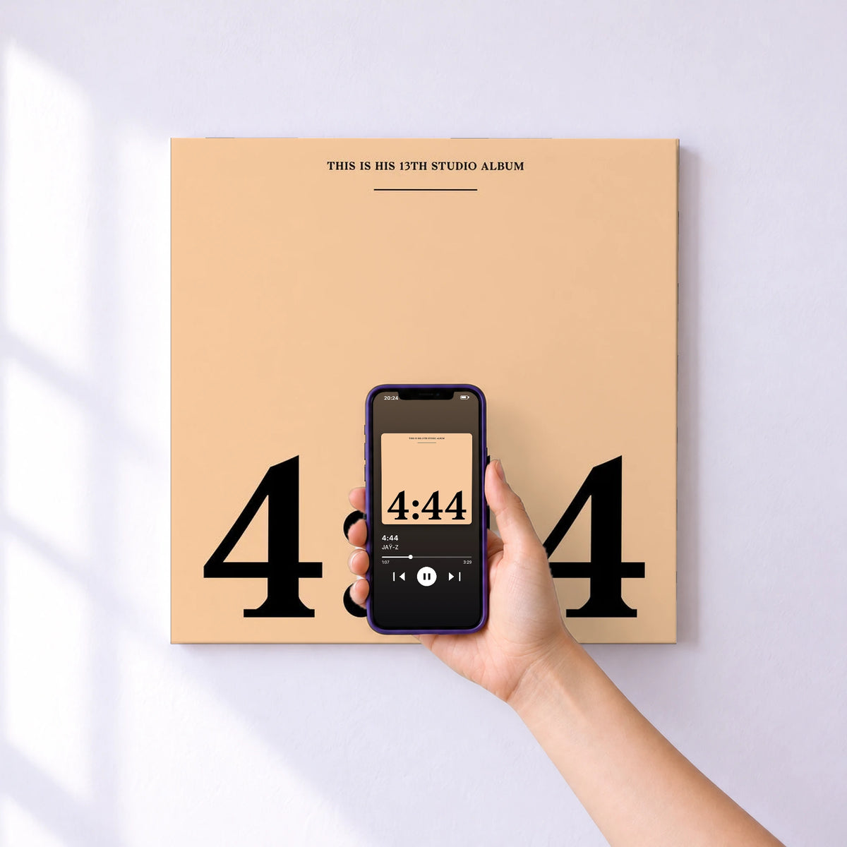 Affiche connectée 4:44 de JAŸ-Z au mur : l'album se lance en approchant le téléphone