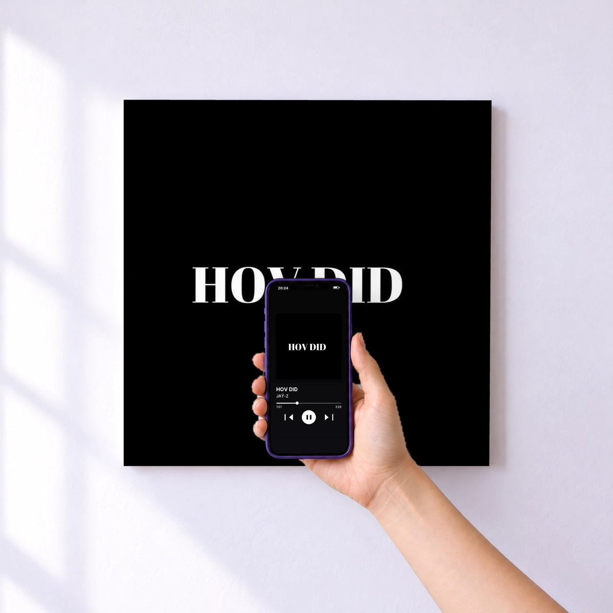 Affiche connectée HOV DID de JAŸ-Z au mur : l'album se lance en approchant le téléphone