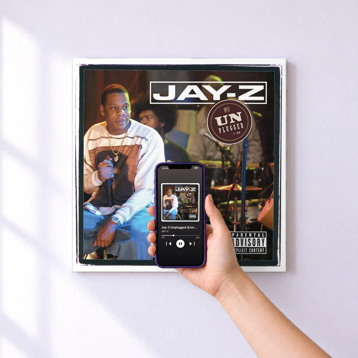 Affiche connectée Jay-Z Unplugged (Live On MTV Unplugged / 2001) de JAŸ-Z au mur : l'album se lance en approchant le téléphone