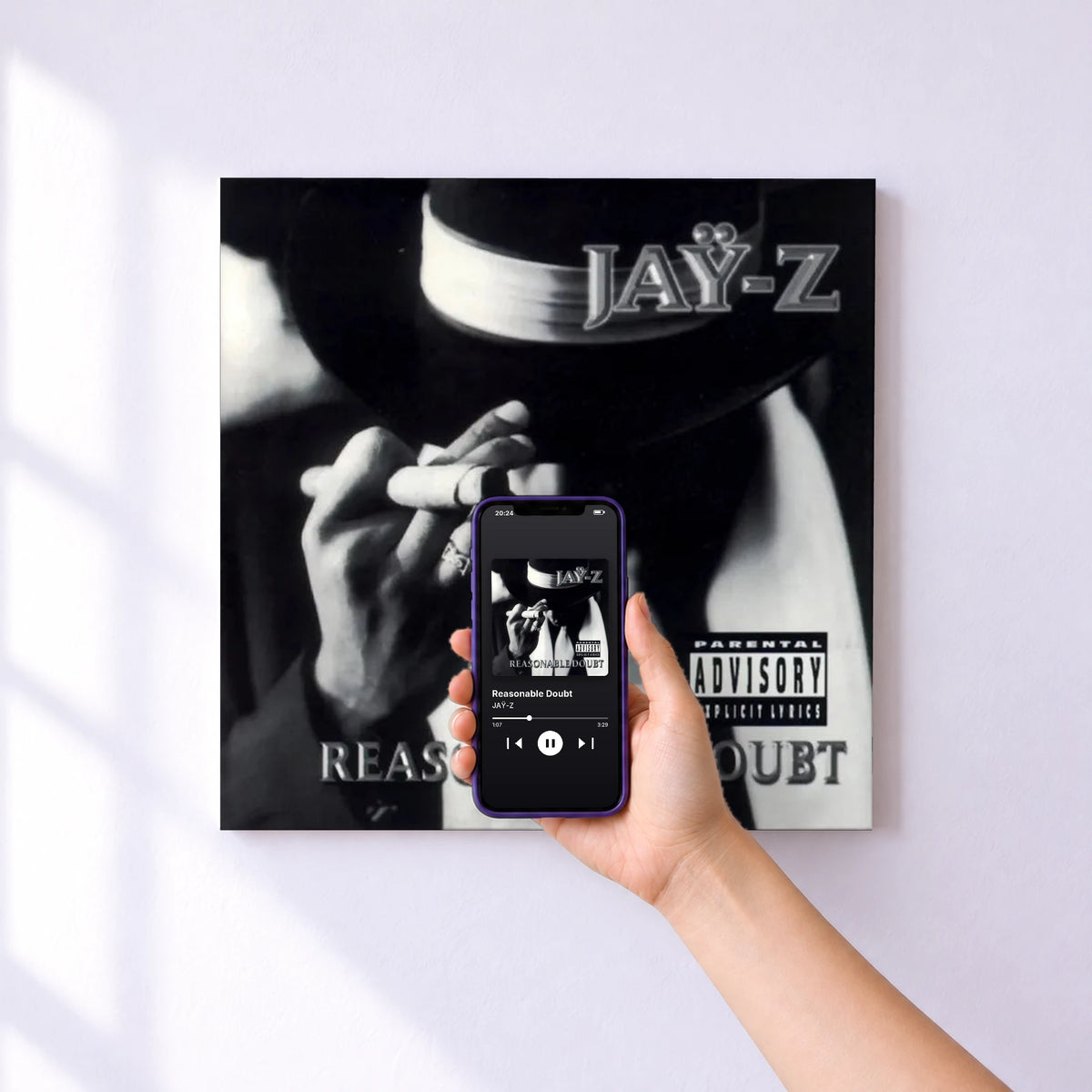 Affiche connectée Reasonable Doubt de JAŸ-Z au mur : l'album se lance en approchant le téléphone