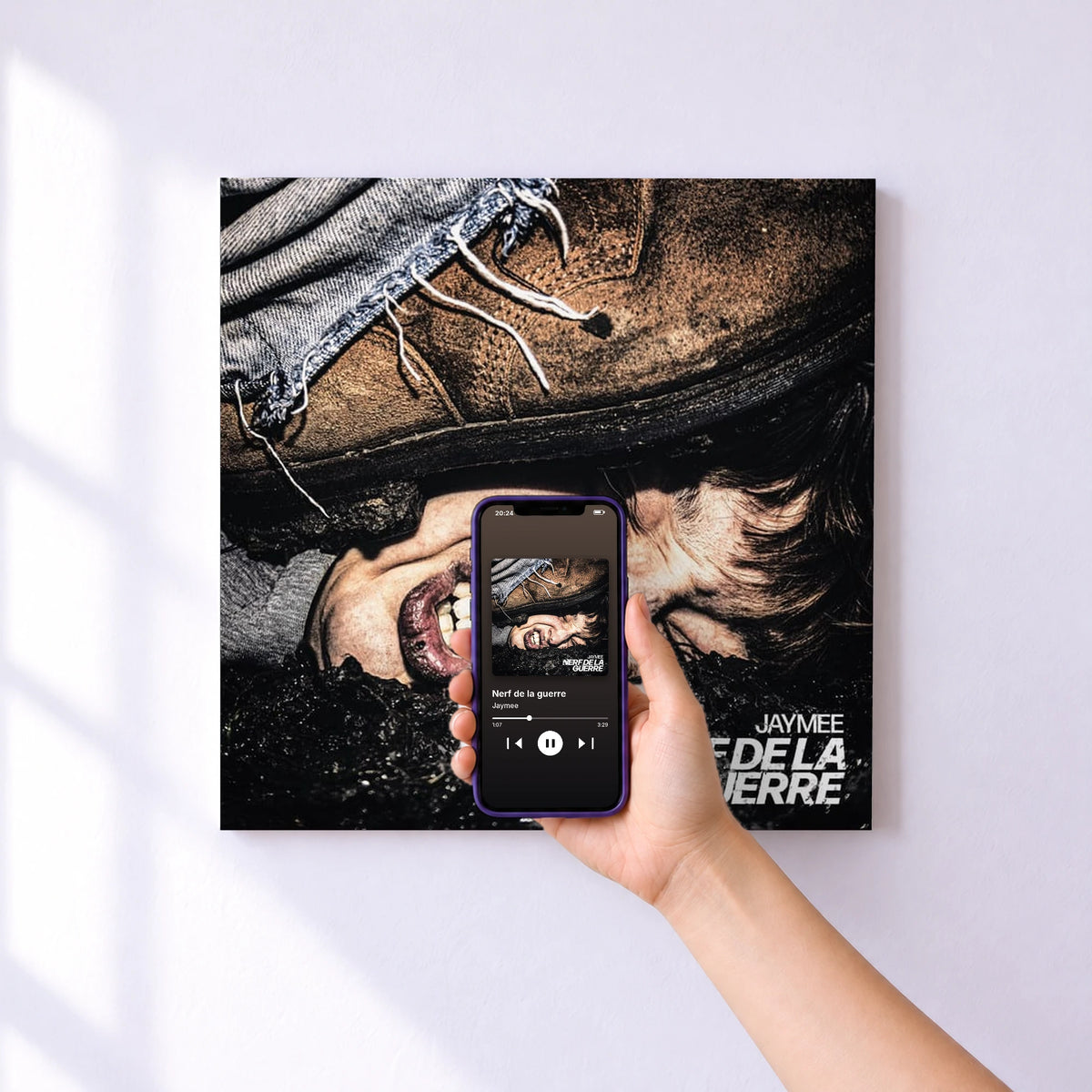 Affiche connectée Nerf de la guerre de Jaymee au mur : l'album se lance en approchant le téléphone