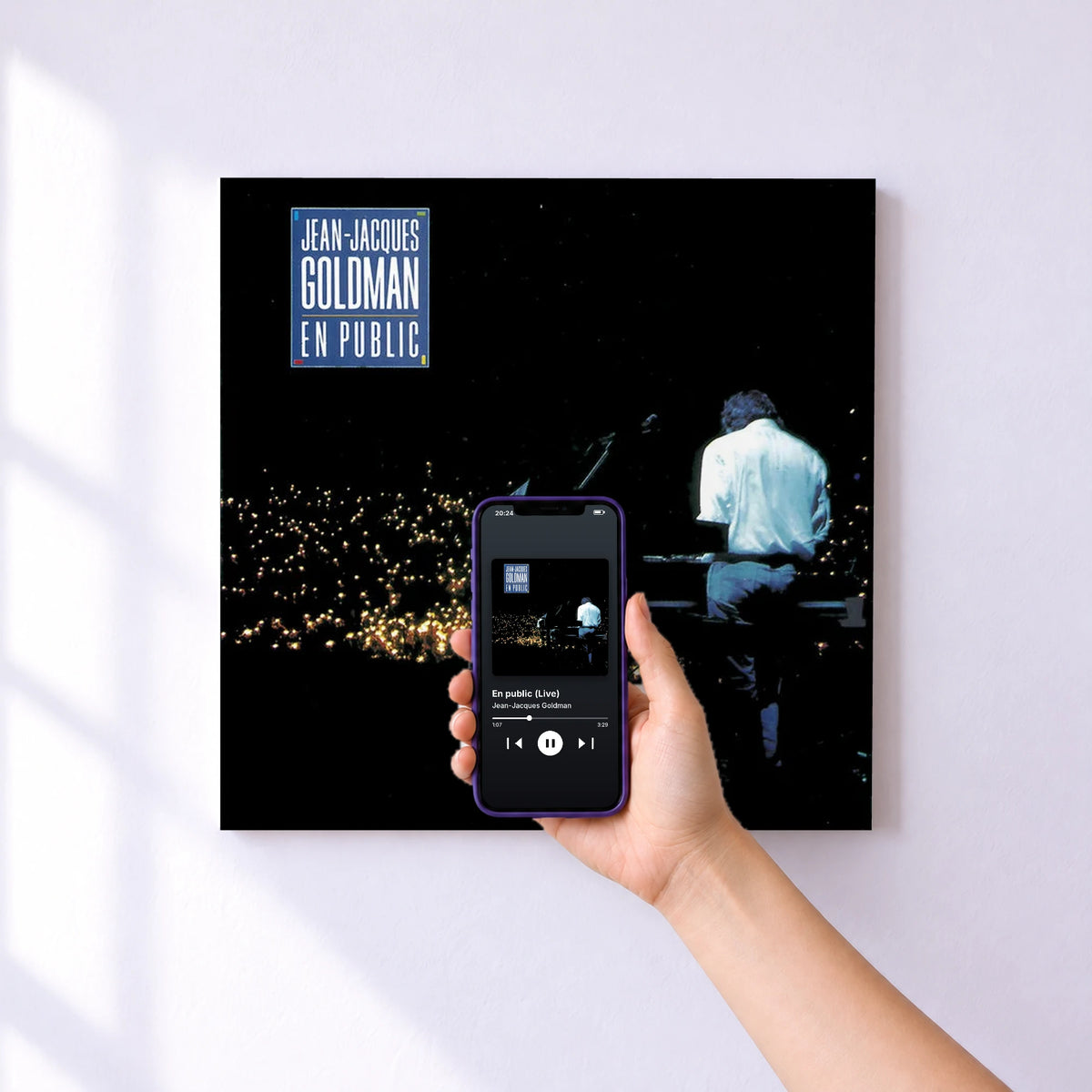 Affiche connectée En public (Live) de Jean-Jacques Goldman au mur : l'album se lance en approchant le téléphone