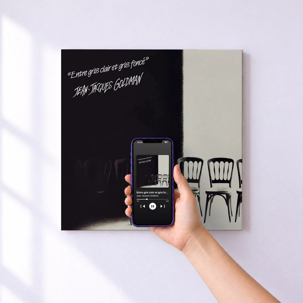 Affiche connectée Entre gris clair et gris foncé de Jean-Jacques Goldman au mur : l'album se lance en approchant le téléphone