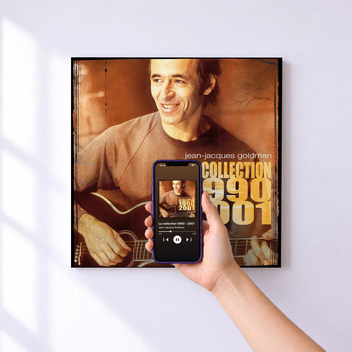 Affiche connectée La collection 1990 - 2001 de Jean-Jacques Goldman au mur : l'album se lance en approchant le téléphone