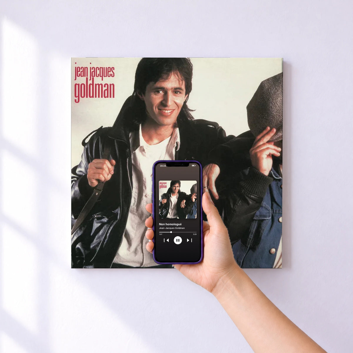 Affiche connectée Non homologué de Jean-Jacques Goldman au mur : l'album se lance en approchant le téléphone