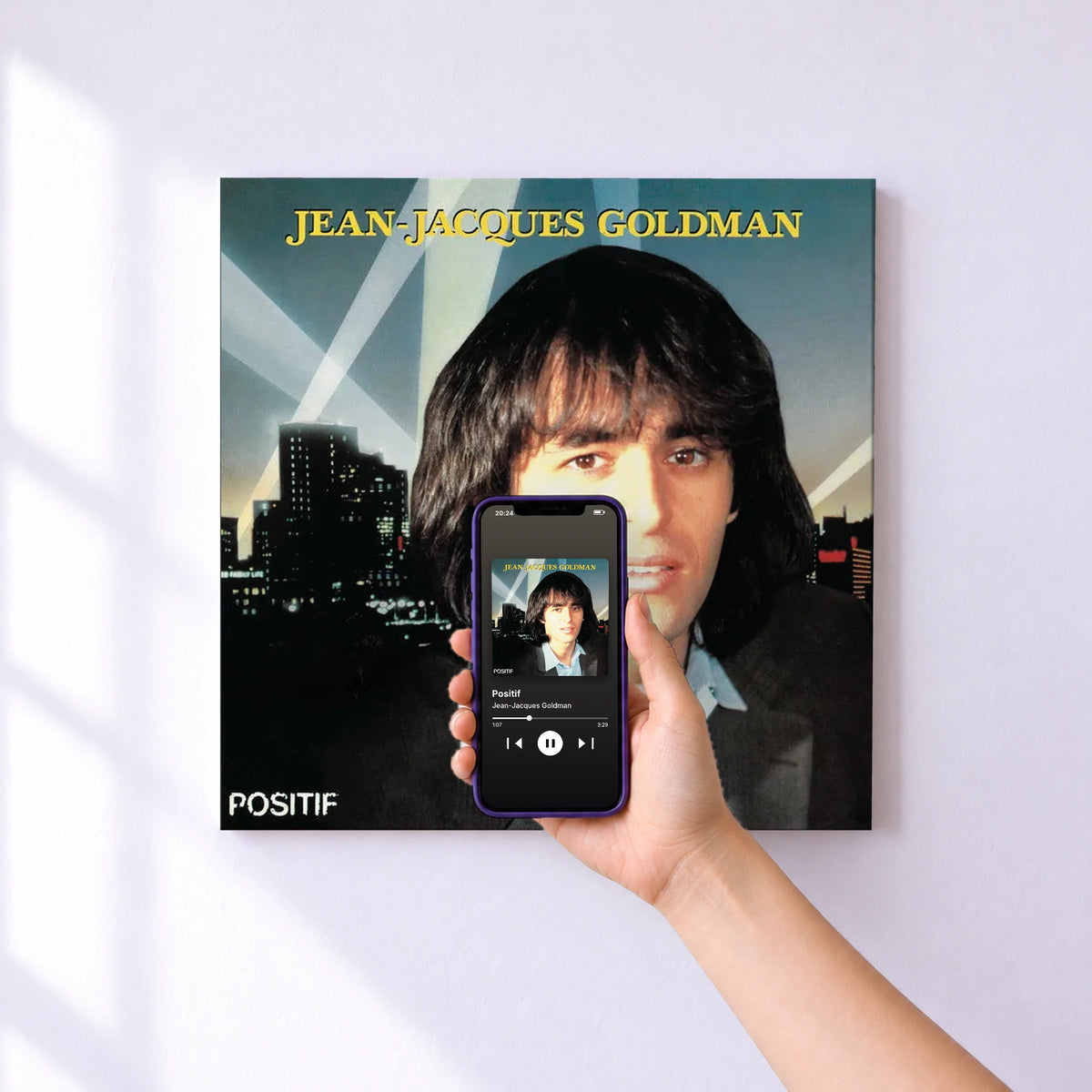 Affiche connectée Positif de Jean-Jacques Goldman au mur : l'album se lance en approchant le téléphone