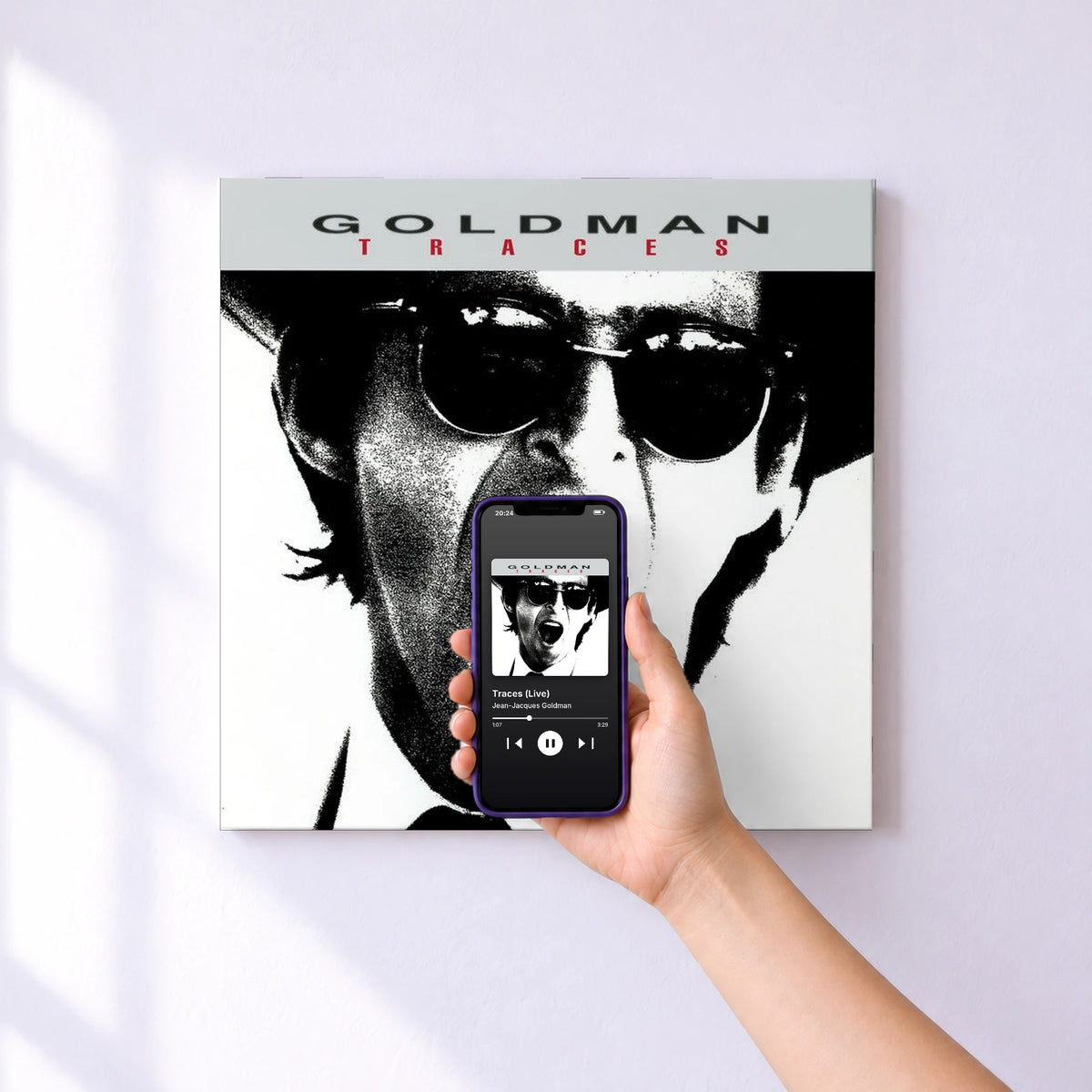 Affiche connectée Traces (Live) de Jean-Jacques Goldman au mur : l'album se lance en approchant le téléphone