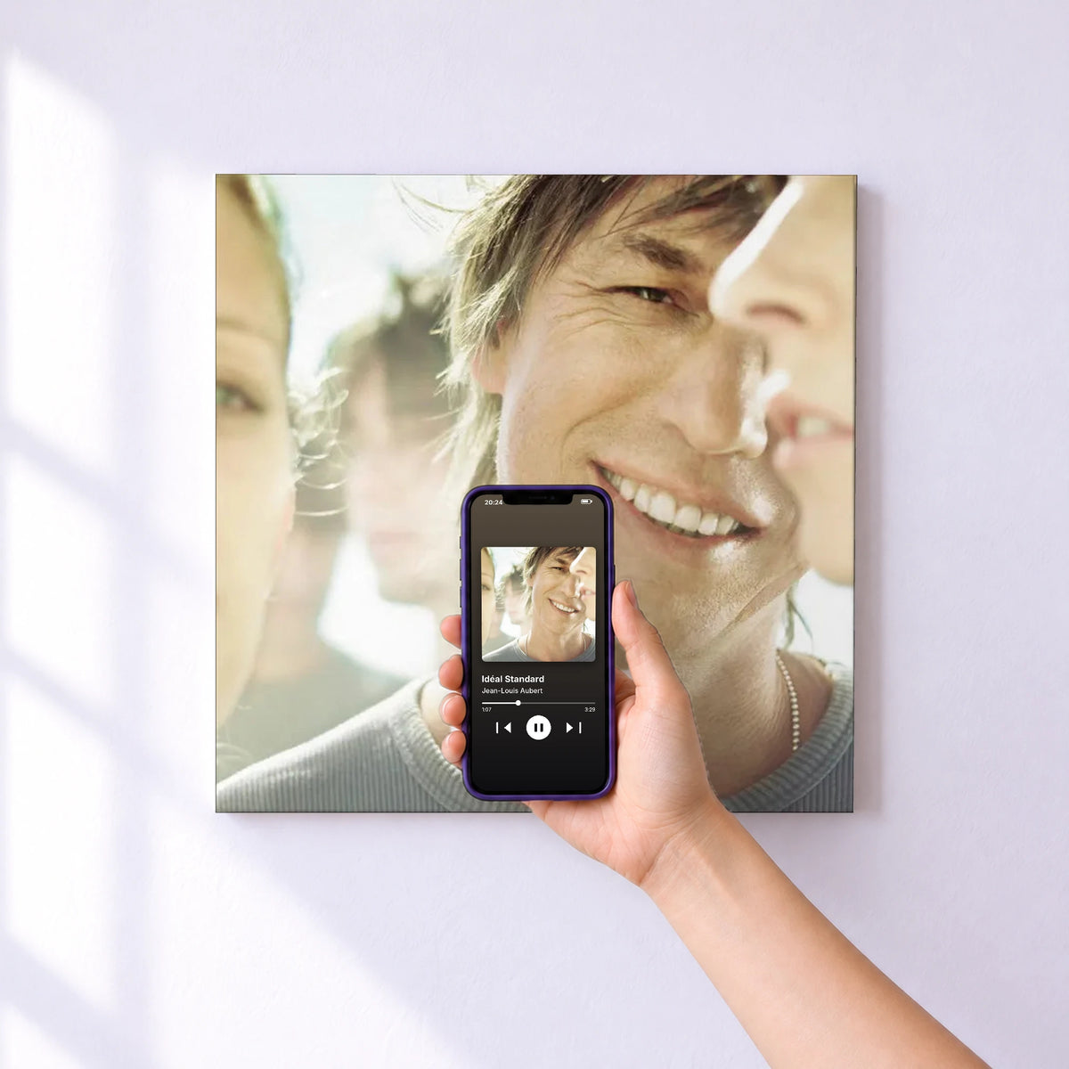 Affiche connectée Idéal Standard de Jean-Louis Aubert au mur : l'album se lance en approchant le téléphone