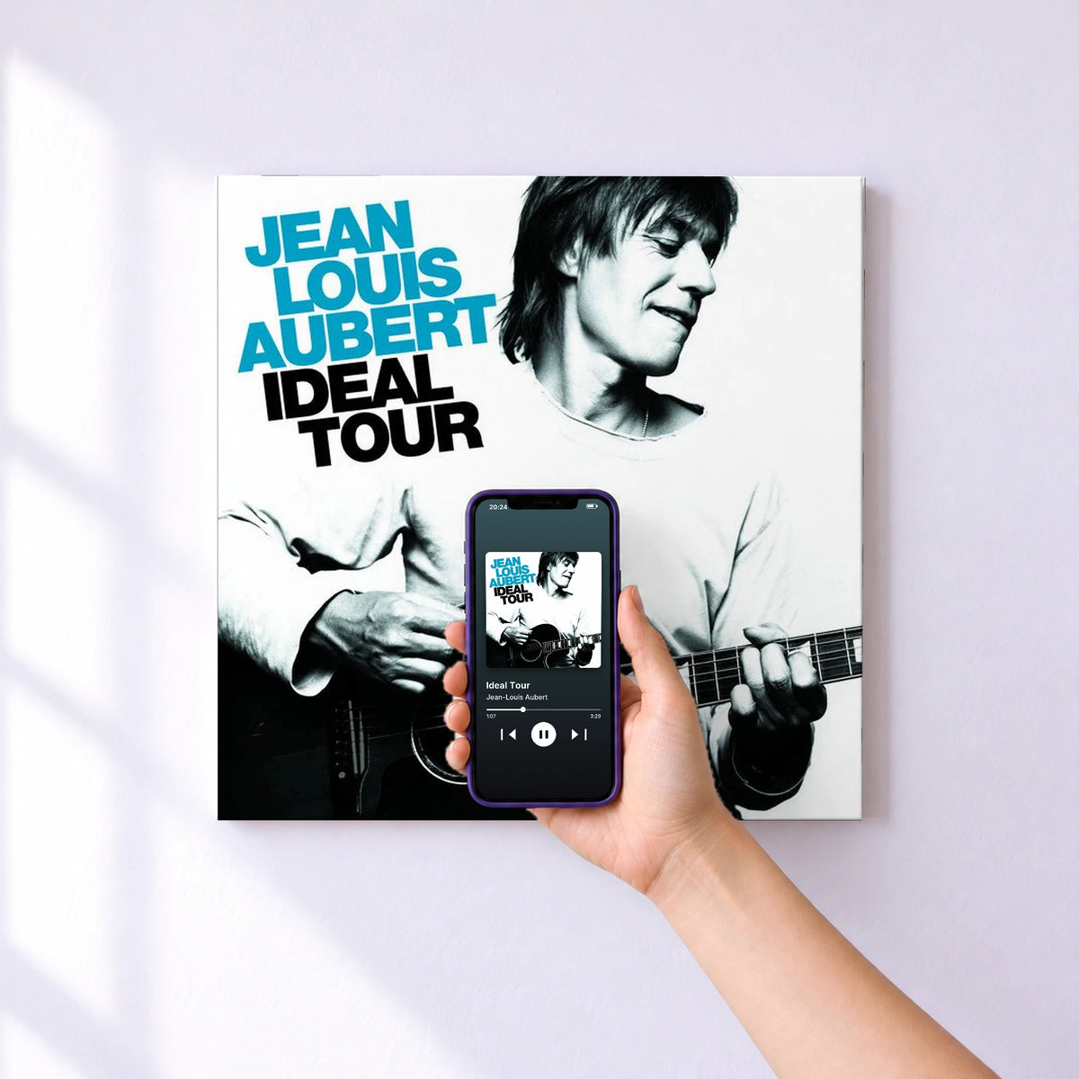 Affiche connectée Ideal Tour de Jean-Louis Aubert au mur : l'album se lance en approchant le téléphone