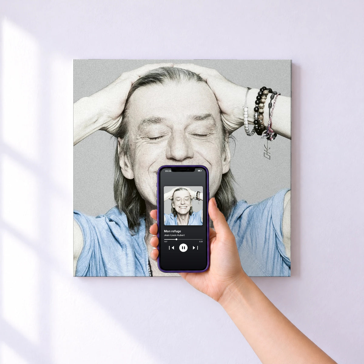 Affiche connectée Mon refuge de Jean-Louis Aubert au mur : l'album se lance en approchant le téléphone