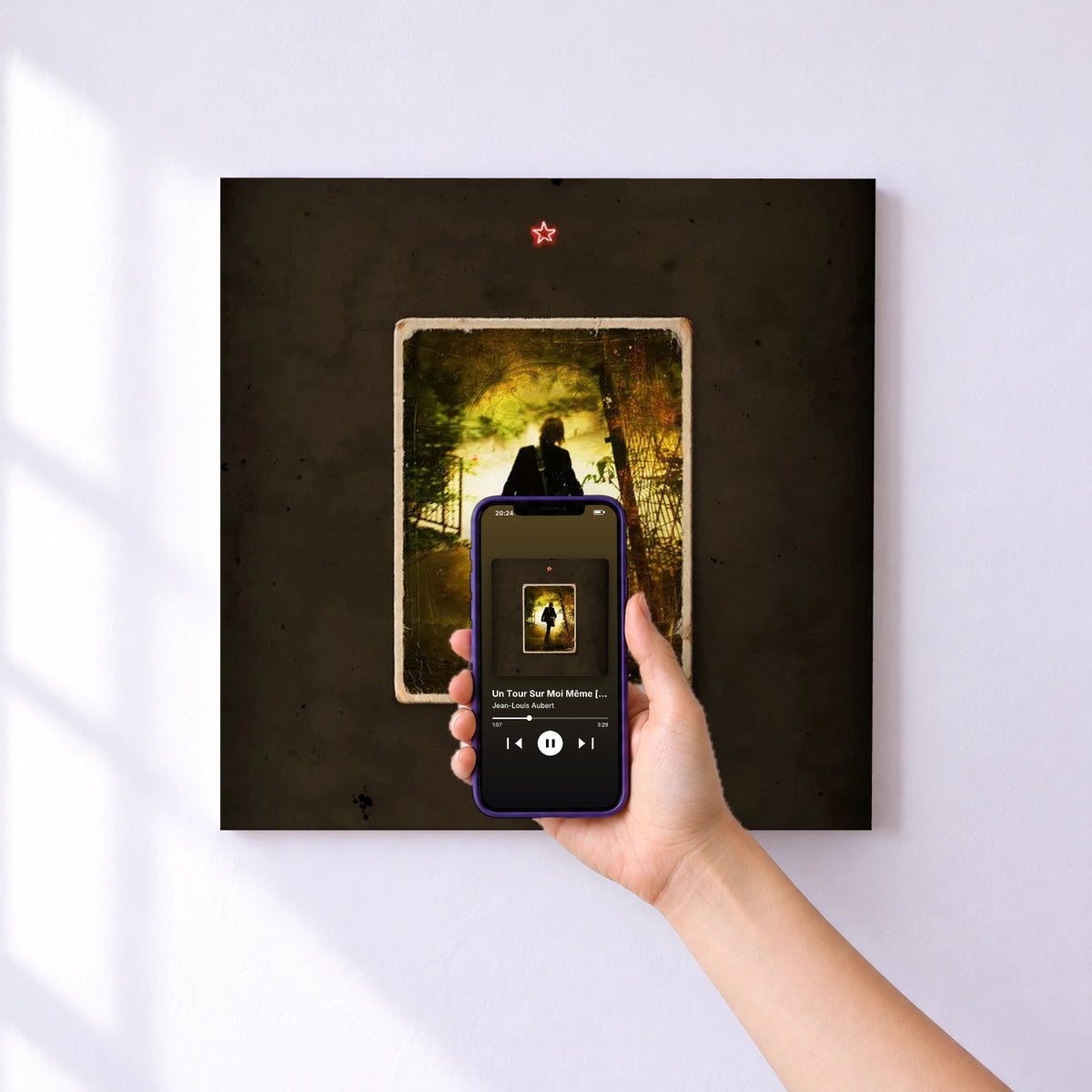 Affiche connectée Un Tour Sur Moi Même [Edition Spéciale] de Jean-Louis Aubert au mur : l'album se lance en approchant le téléphone