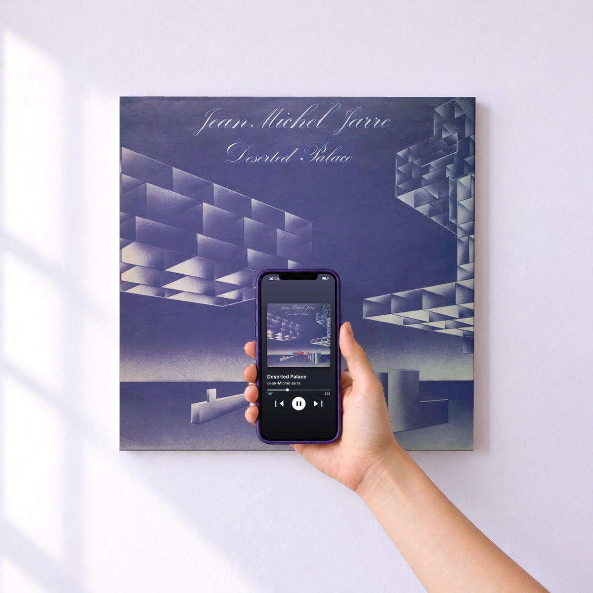 Affiche connectée Deserted Palace de Jean-Michel Jarre au mur : l'album se lance en approchant le téléphone