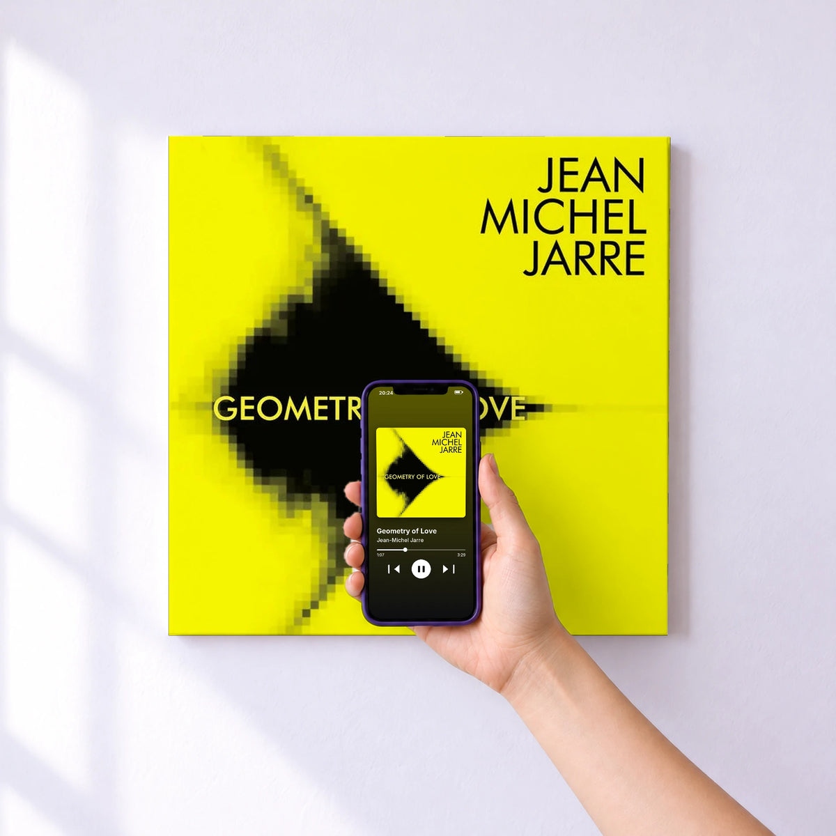 Affiche connectée Geometry of Love de Jean-Michel Jarre au mur : l'album se lance en approchant le téléphone