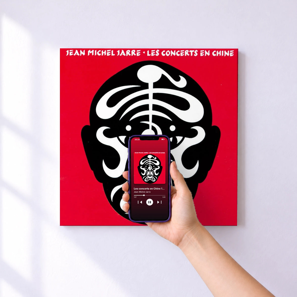 Affiche connectée Les concerts en Chine 1981 de Jean-Michel Jarre au mur : l'album se lance en approchant le téléphone