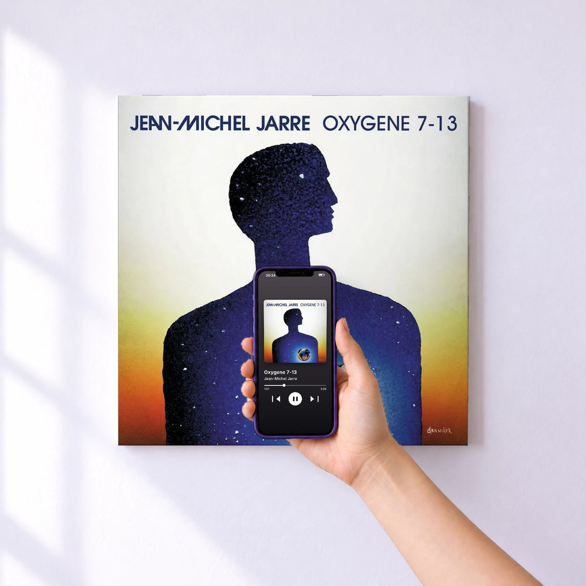 Affiche connectée Oxygene 7-13 de Jean-Michel Jarre au mur : l'album se lance en approchant le téléphone