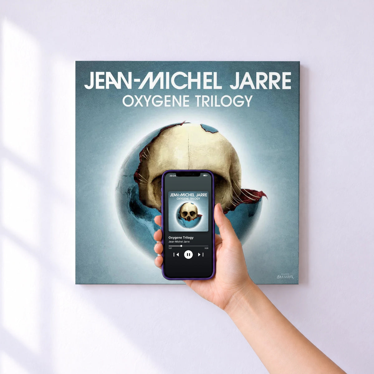 Affiche connectée Oxygene Trilogy de Jean-Michel Jarre au mur : l'album se lance en approchant le téléphone
