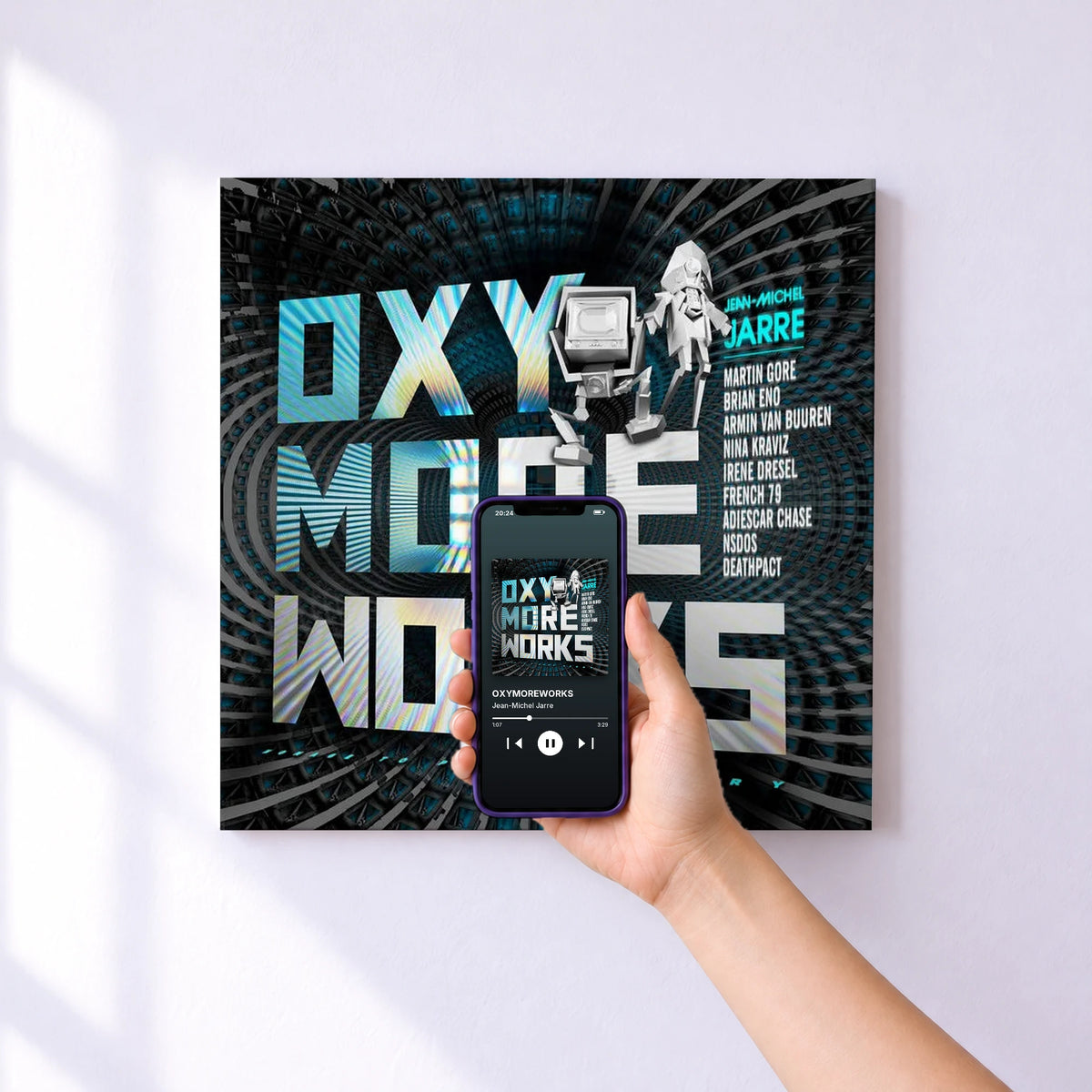 Affiche connectée OXYMOREWORKS de Jean-Michel Jarre au mur : l'album se lance en approchant le téléphone