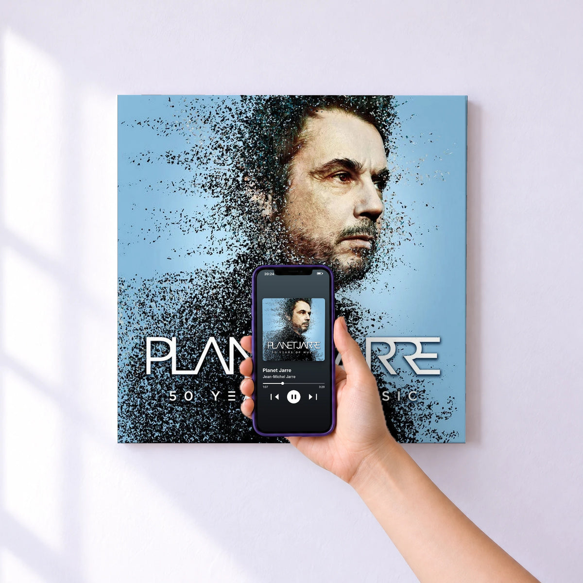 Affiche connectée Planet Jarre de Jean-Michel Jarre au mur : l'album se lance en approchant le téléphone