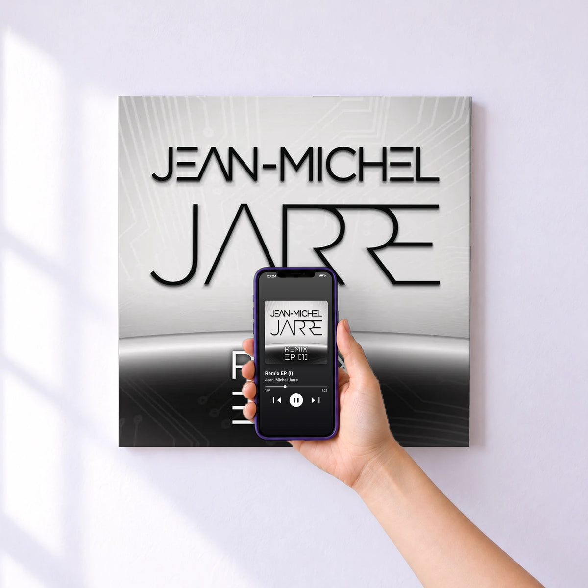 Affiche connectée Remix EP (I) de Jean-Michel Jarre au mur : l'album se lance en approchant le téléphone