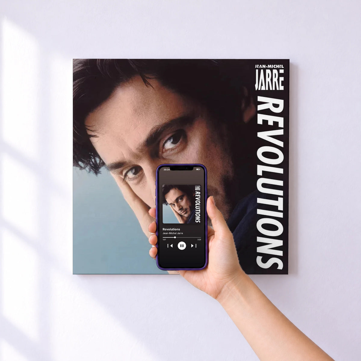 Affiche connectée Revolutions de Jean-Michel Jarre au mur : l'album se lance en approchant le téléphone