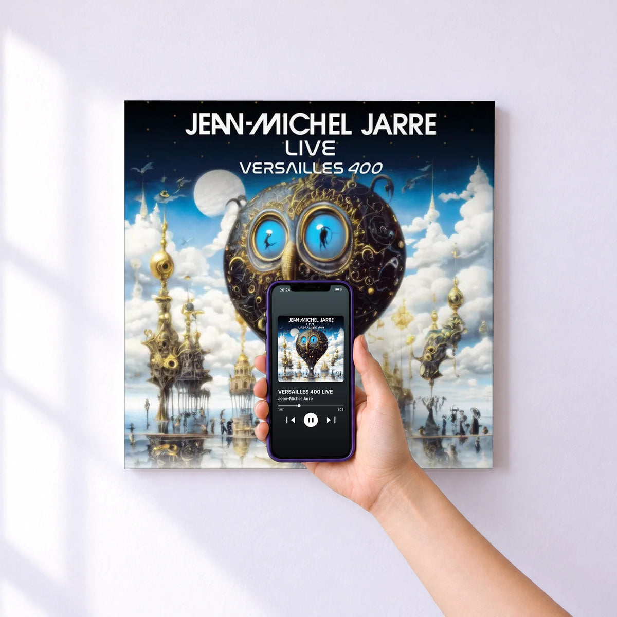 Affiche connectée VERSAILLES 400 LIVE de Jean-Michel Jarre au mur : l'album se lance en approchant le téléphone