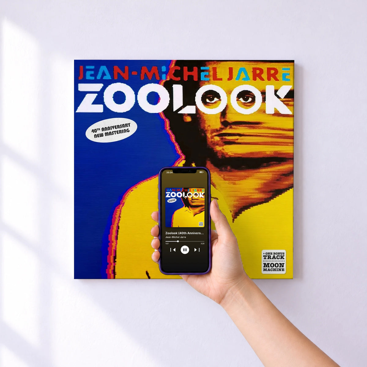 Affiche connectée Zoolook (40th Anniversary - new mastering) de Jean-Michel Jarre au mur : l'album se lance en approchant le téléphone