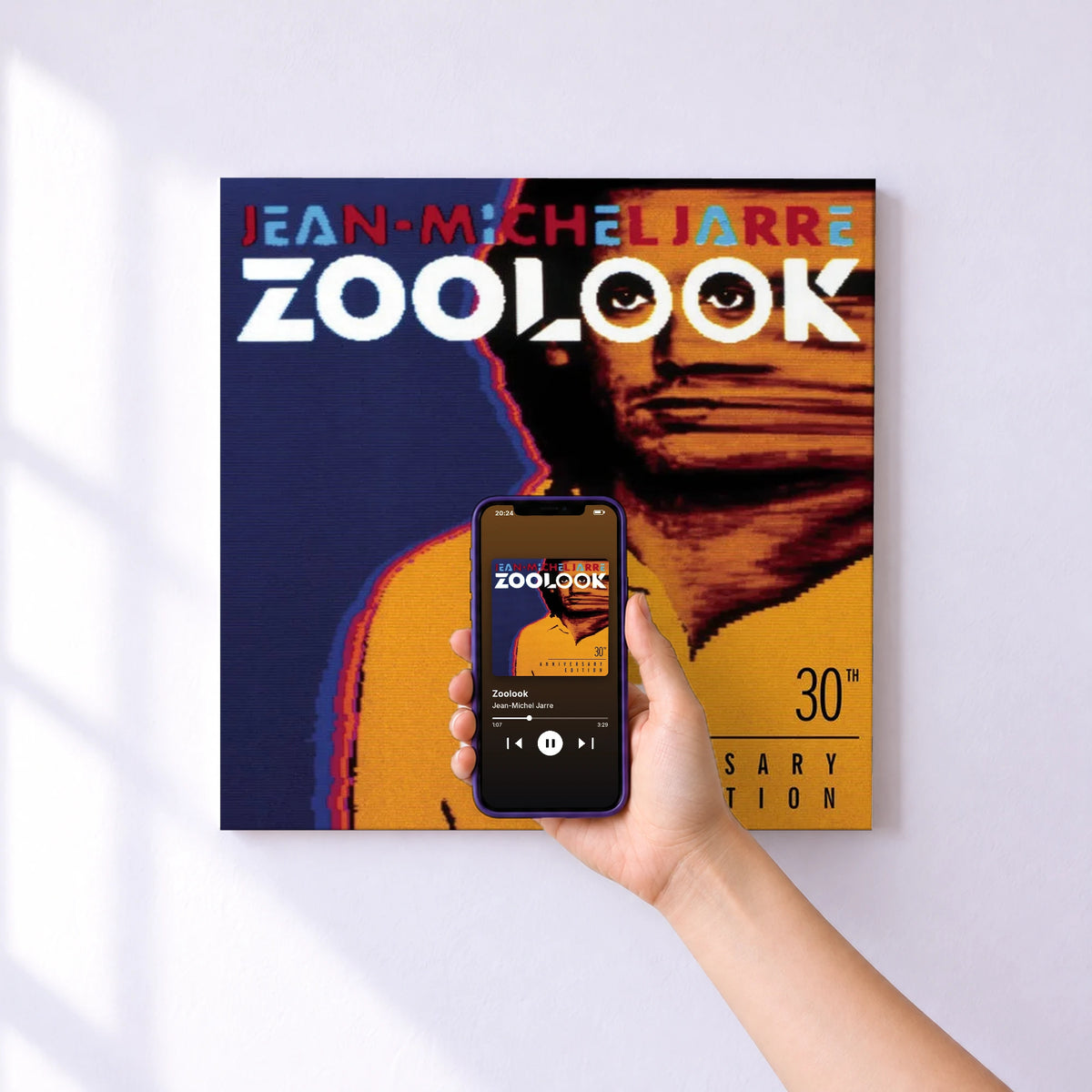 Affiche connectée Zoolook de Jean-Michel Jarre au mur : l'album se lance en approchant le téléphone