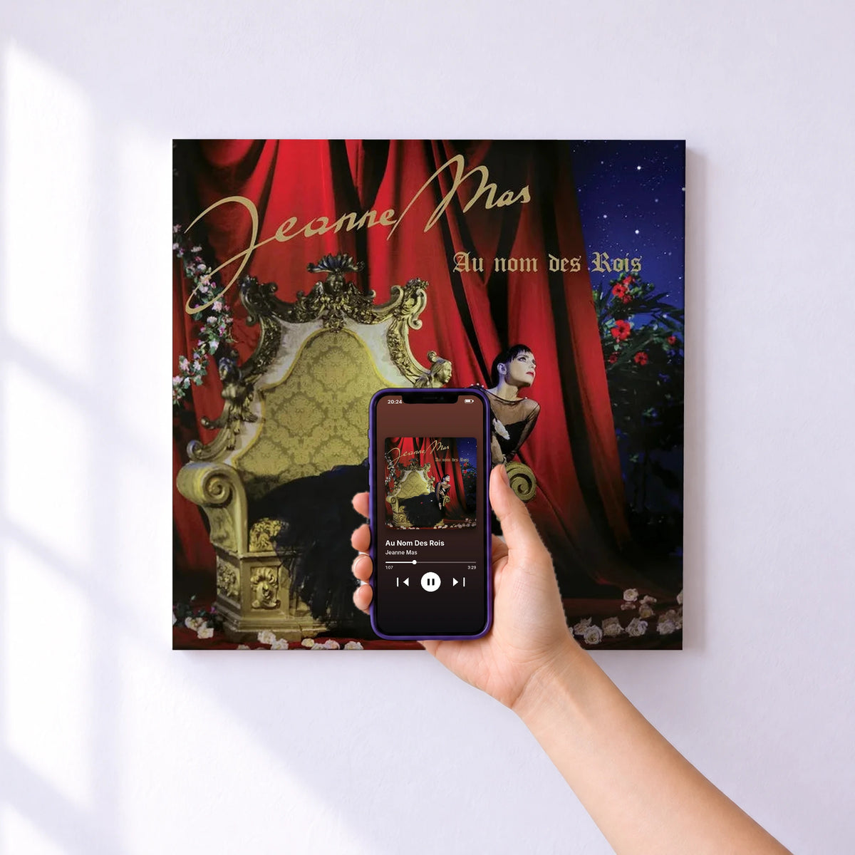 Affiche connectée Au Nom Des Rois de Jeanne Mas au mur : l'album se lance en approchant le téléphone