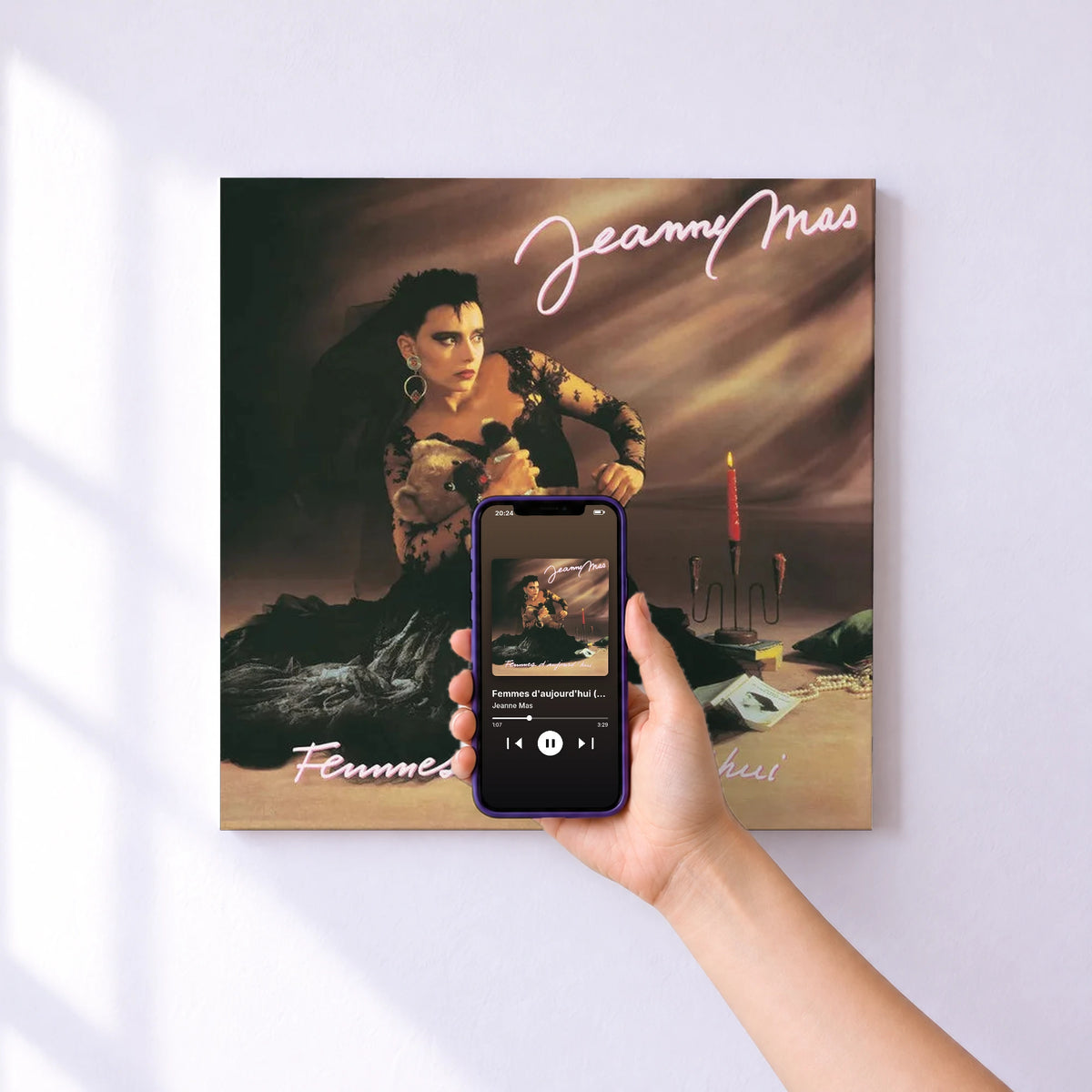 Affiche connectée Femmes d'aujourd'hui (Edition Deluxe) de Jeanne Mas au mur : l'album se lance en approchant le téléphone