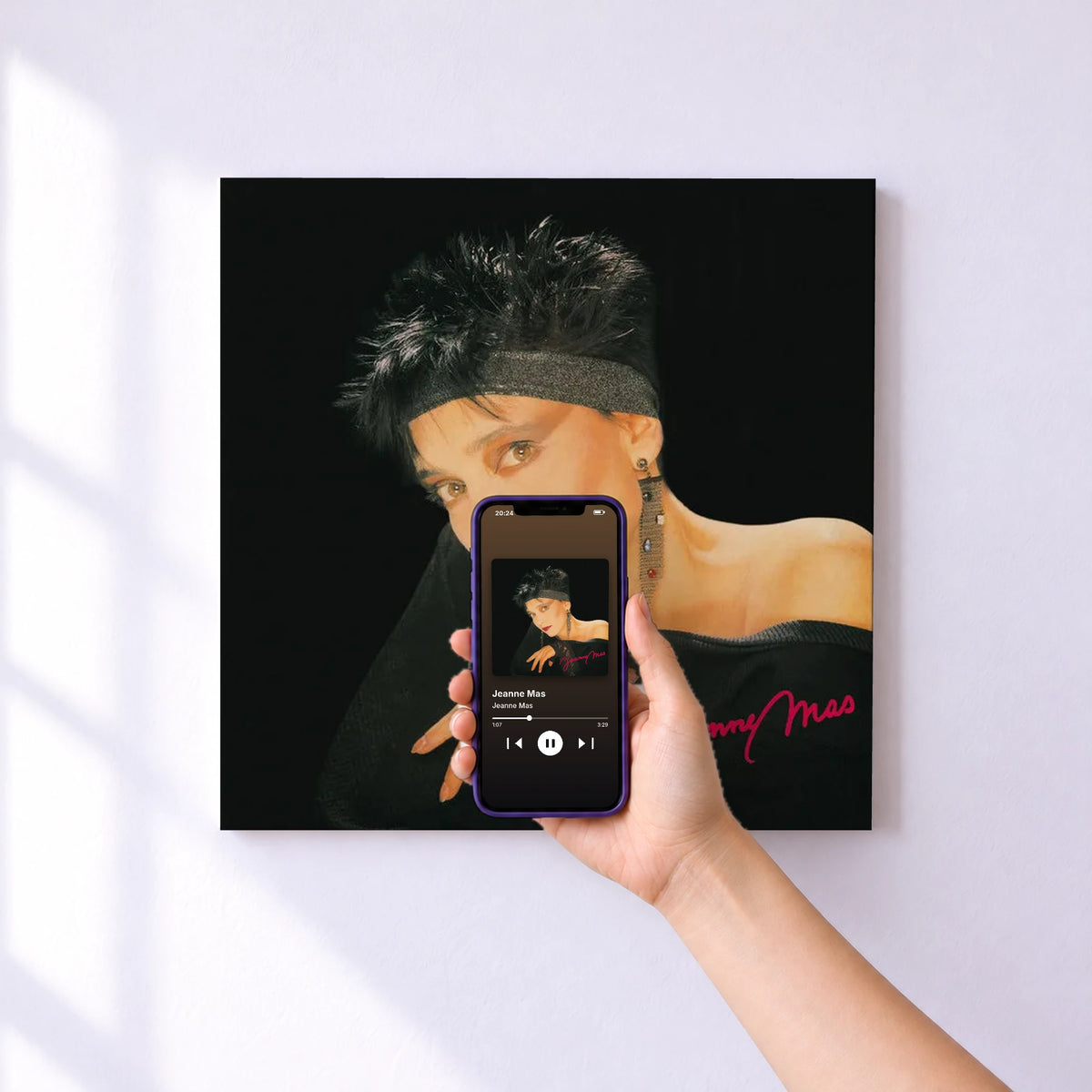 Affiche connectée Jeanne Mas de Jeanne Mas au mur : l'album se lance en approchant le téléphone