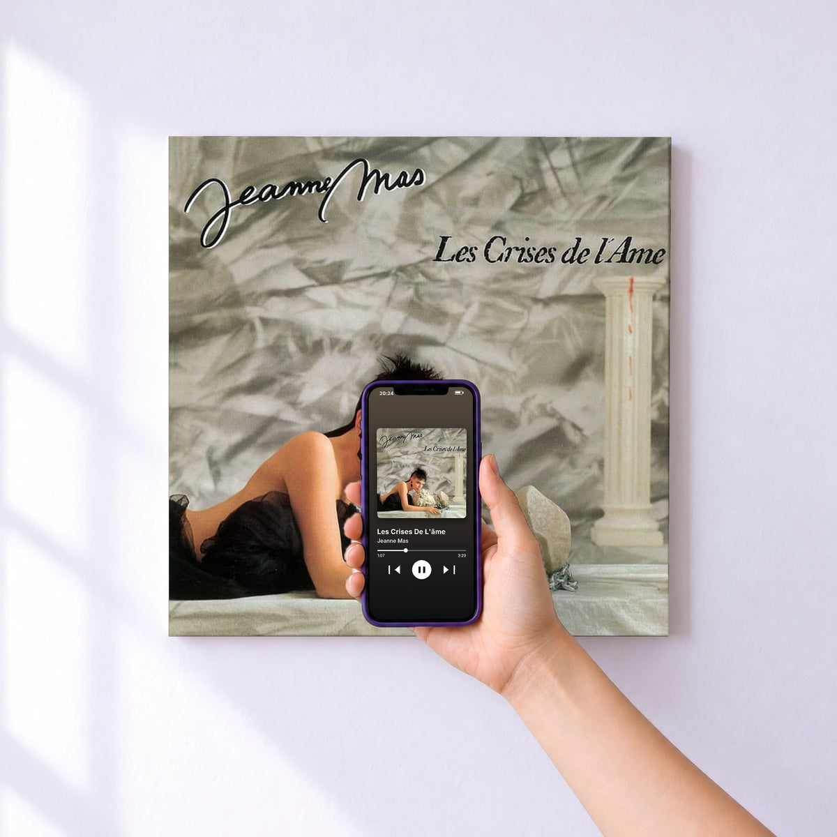 Affiche connectée Les Crises De L'âme de Jeanne Mas au mur : l'album se lance en approchant le téléphone