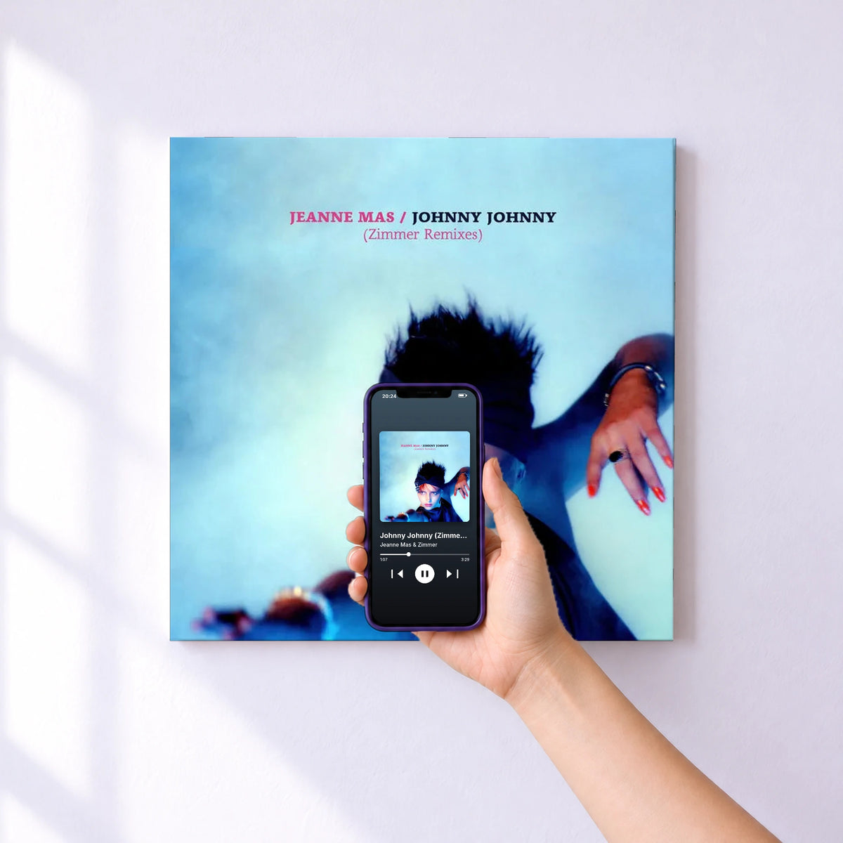 Affiche connectée Johnny Johnny (Zimmer Remixes) de Jeanne Mas & Zimmer au mur : l'album se lance en approchant le téléphone
