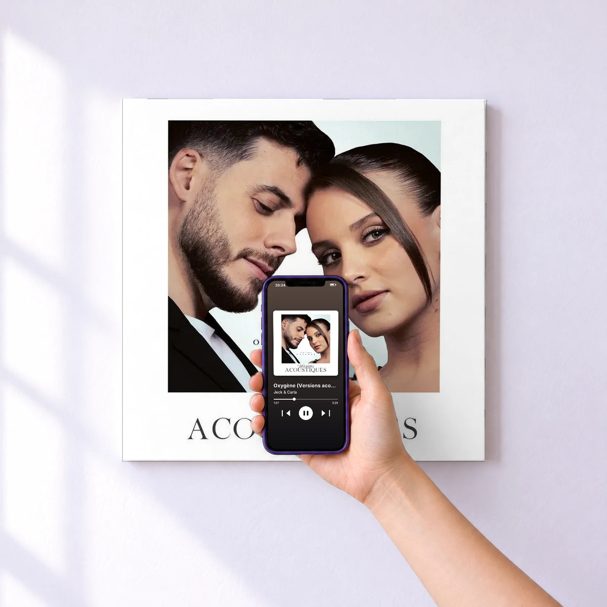 Affiche connectée Oxygène (Versions acoustiques) de Jeck & Carla au mur : l'album se lance en approchant le téléphone