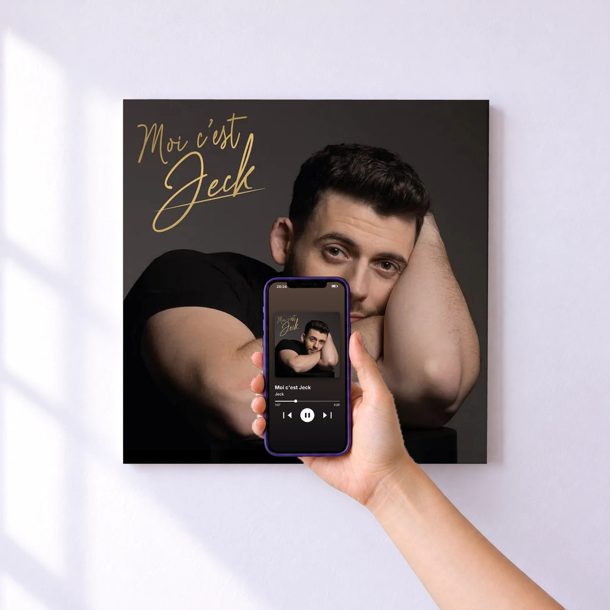 Affiche connectée Moi c'est Jeck de Jeck au mur : l'album se lance en approchant le téléphone