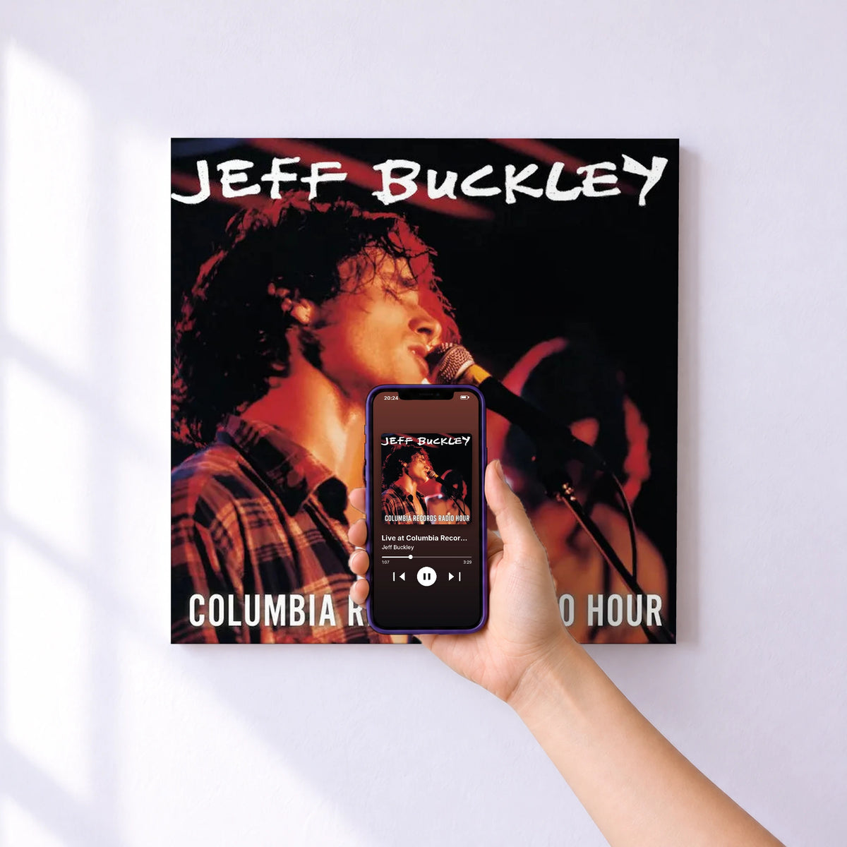 Affiche connectée Live at Columbia Records Radio Hour de Jeff Buckley au mur : l'album se lance en approchant le téléphone