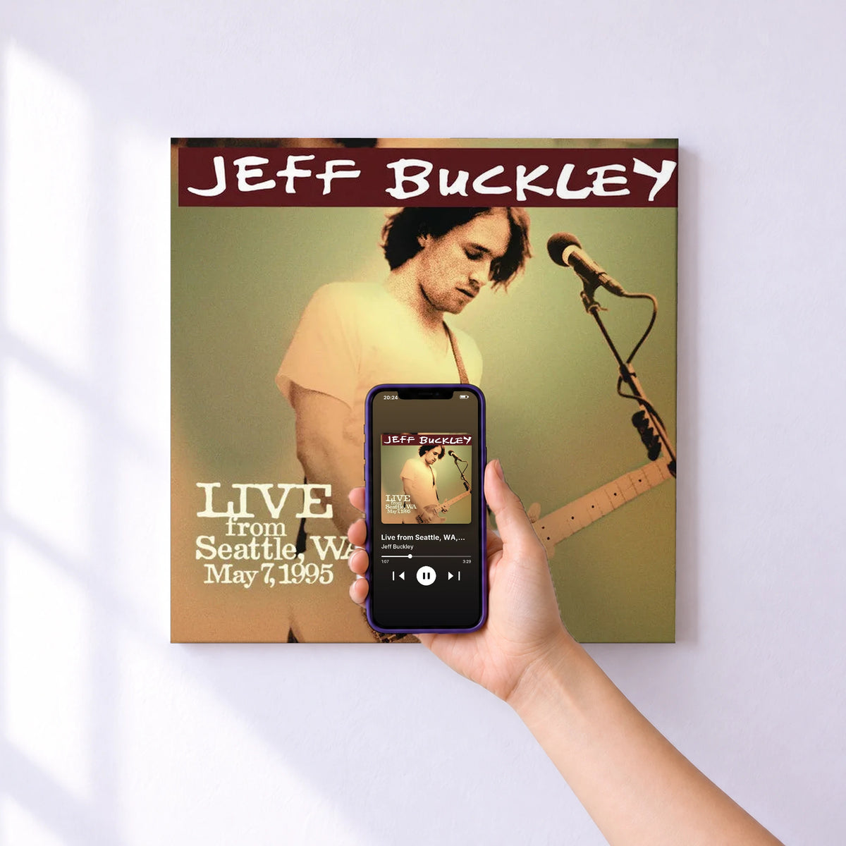 Affiche connectée Live from Seattle, WA, May 7, 1995 de Jeff Buckley au mur : l'album se lance en approchant le téléphone