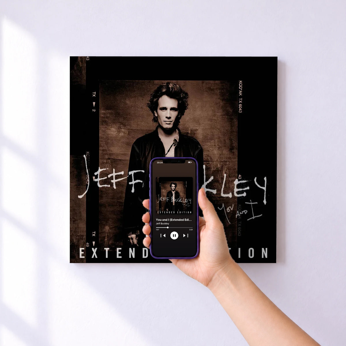 Affiche connectée You and I (Extended Edition) de Jeff Buckley au mur : l'album se lance en approchant le téléphone