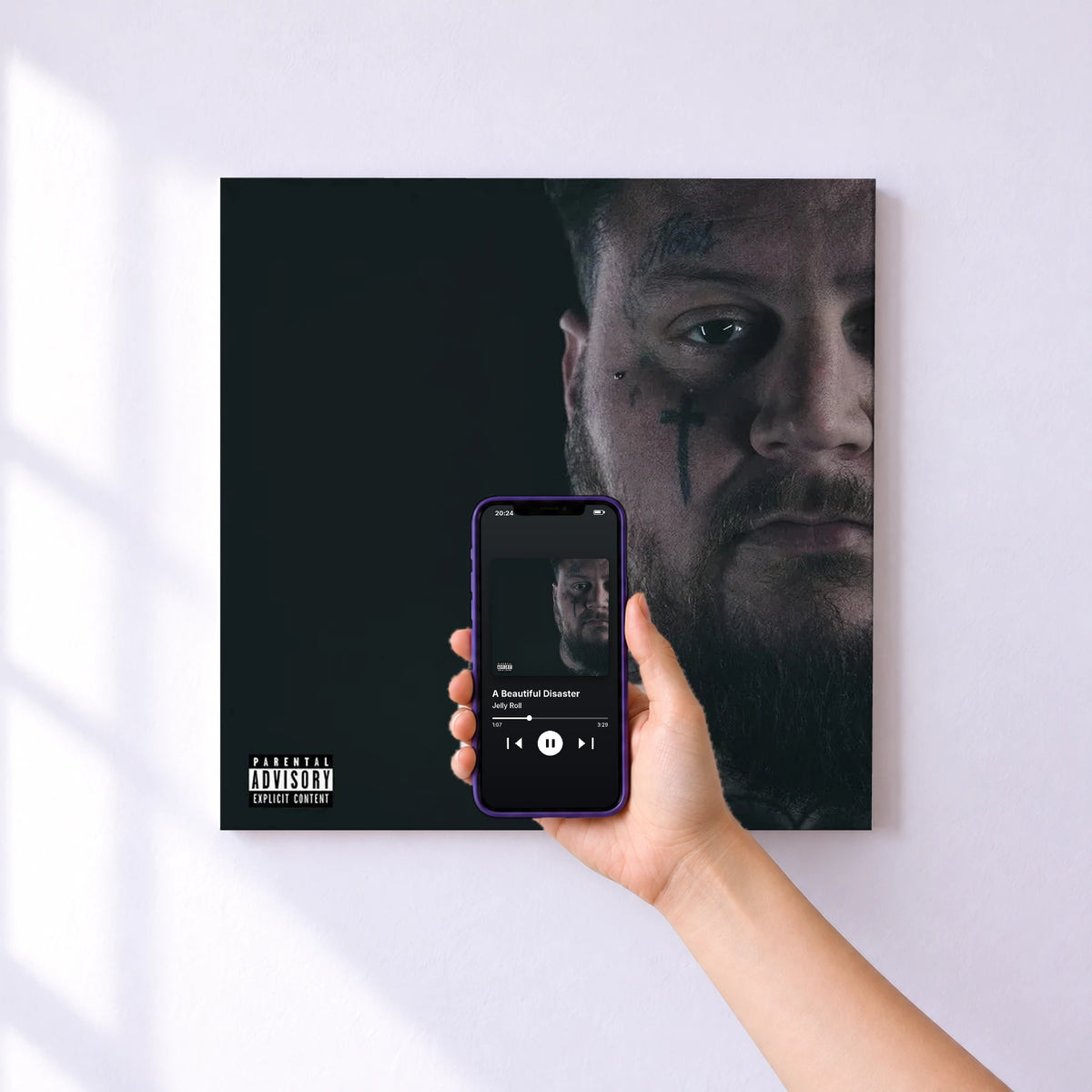 Affiche connectée A Beautiful Disaster de Jelly Roll au mur : l'album se lance en approchant le téléphone