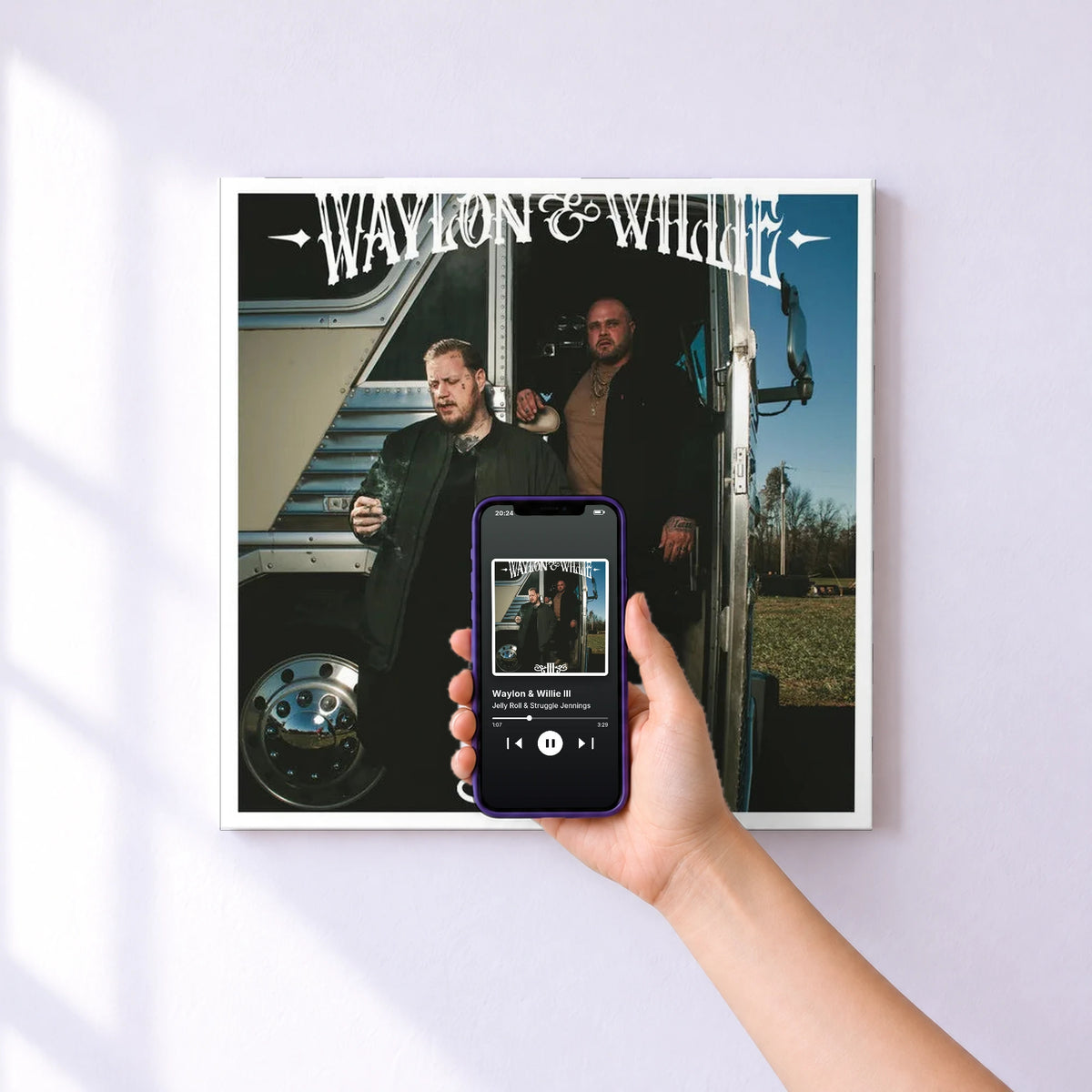 Affiche connectée Waylon & Willie III de Jelly Roll & Struggle Jennings au mur : l'album se lance en approchant le téléphone