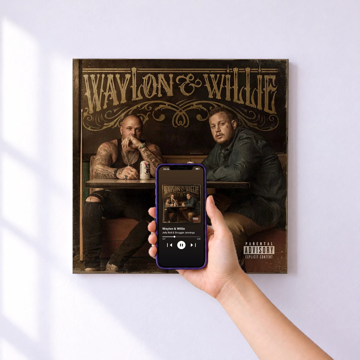 Affiche connectée Waylon & Willie de Jelly Roll & Struggle Jennings au mur : l'album se lance en approchant le téléphone
