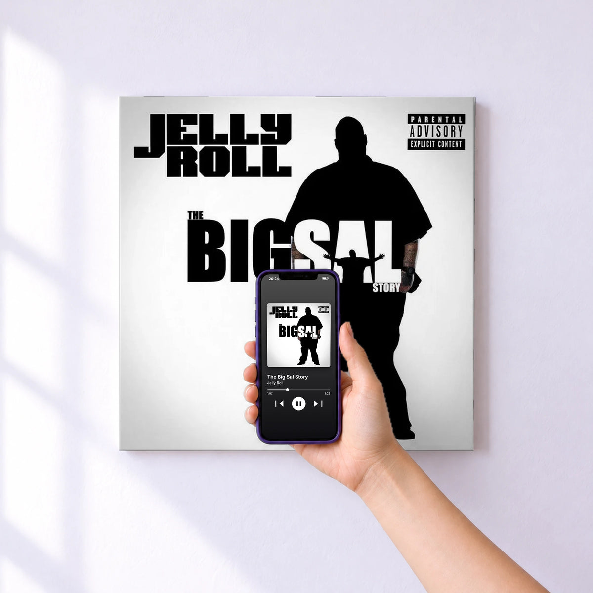 Affiche connectée The Big Sal Story de Jelly Roll au mur : l'album se lance en approchant le téléphone