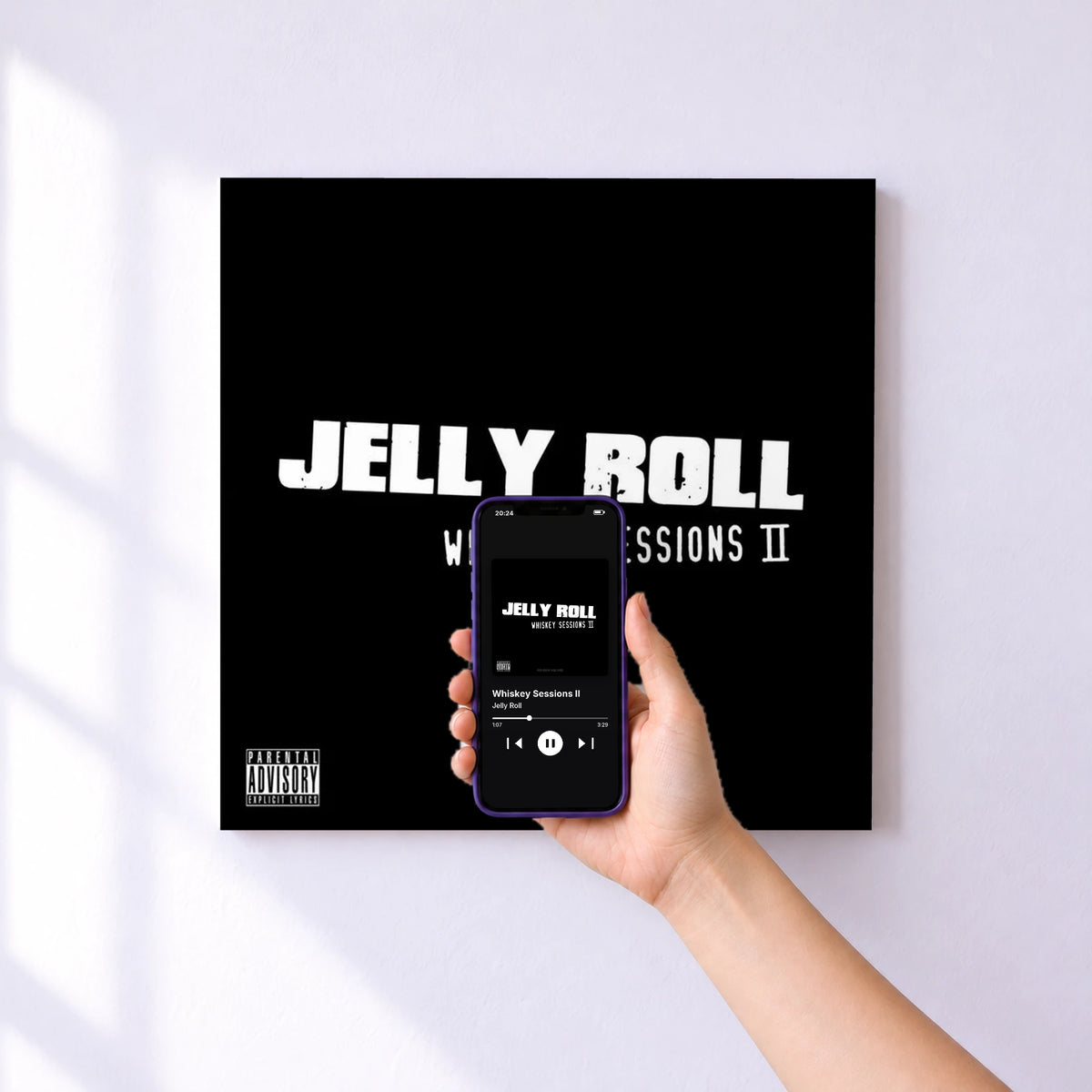 Affiche connectée Whiskey Sessions II de Jelly Roll au mur : l'album se lance en approchant le téléphone