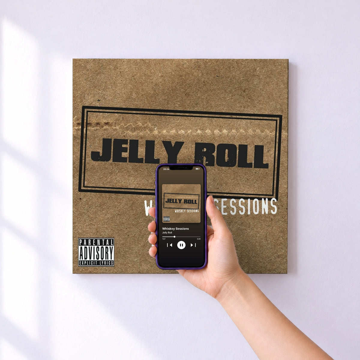 Affiche connectée Whiskey Sessions de Jelly Roll au mur : l'album se lance en approchant le téléphone