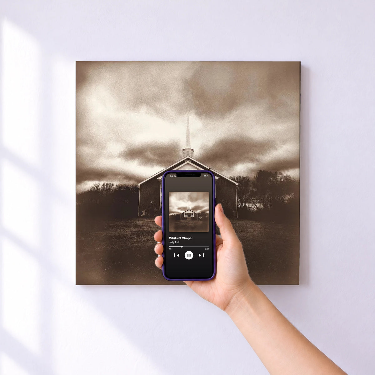 Affiche connectée Whitsitt Chapel de Jelly Roll au mur : l'album se lance en approchant le téléphone