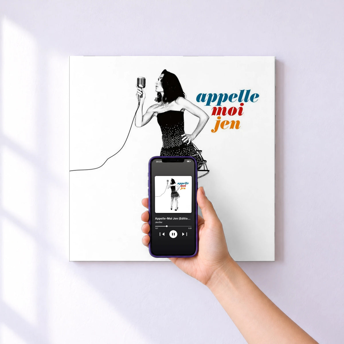 Affiche connectée Appelle-Moi Jen (Edition Collector) de Jenifer au mur : l'album se lance en approchant le téléphone