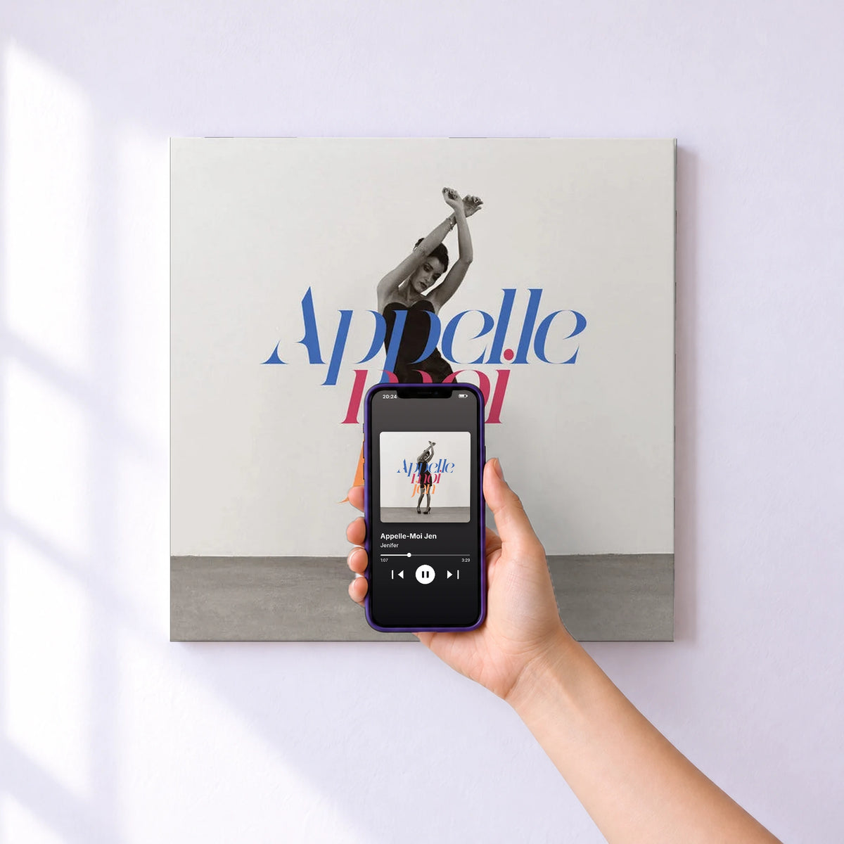 Affiche connectée Appelle-Moi Jen de Jenifer au mur : l'album se lance en approchant le téléphone