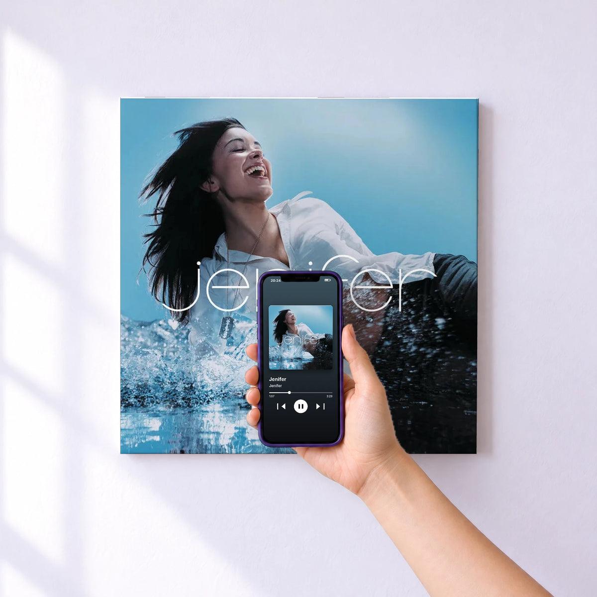Affiche connectée Jenifer de Jenifer au mur : l'album se lance en approchant le téléphone