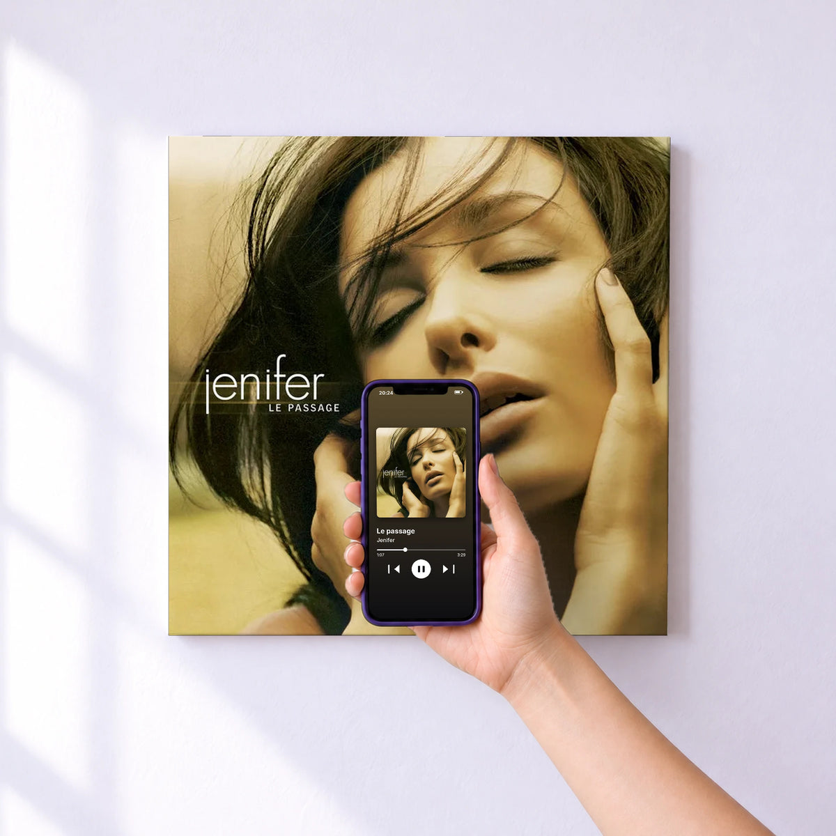 Affiche connectée Le passage de Jenifer au mur : l'album se lance en approchant le téléphone
