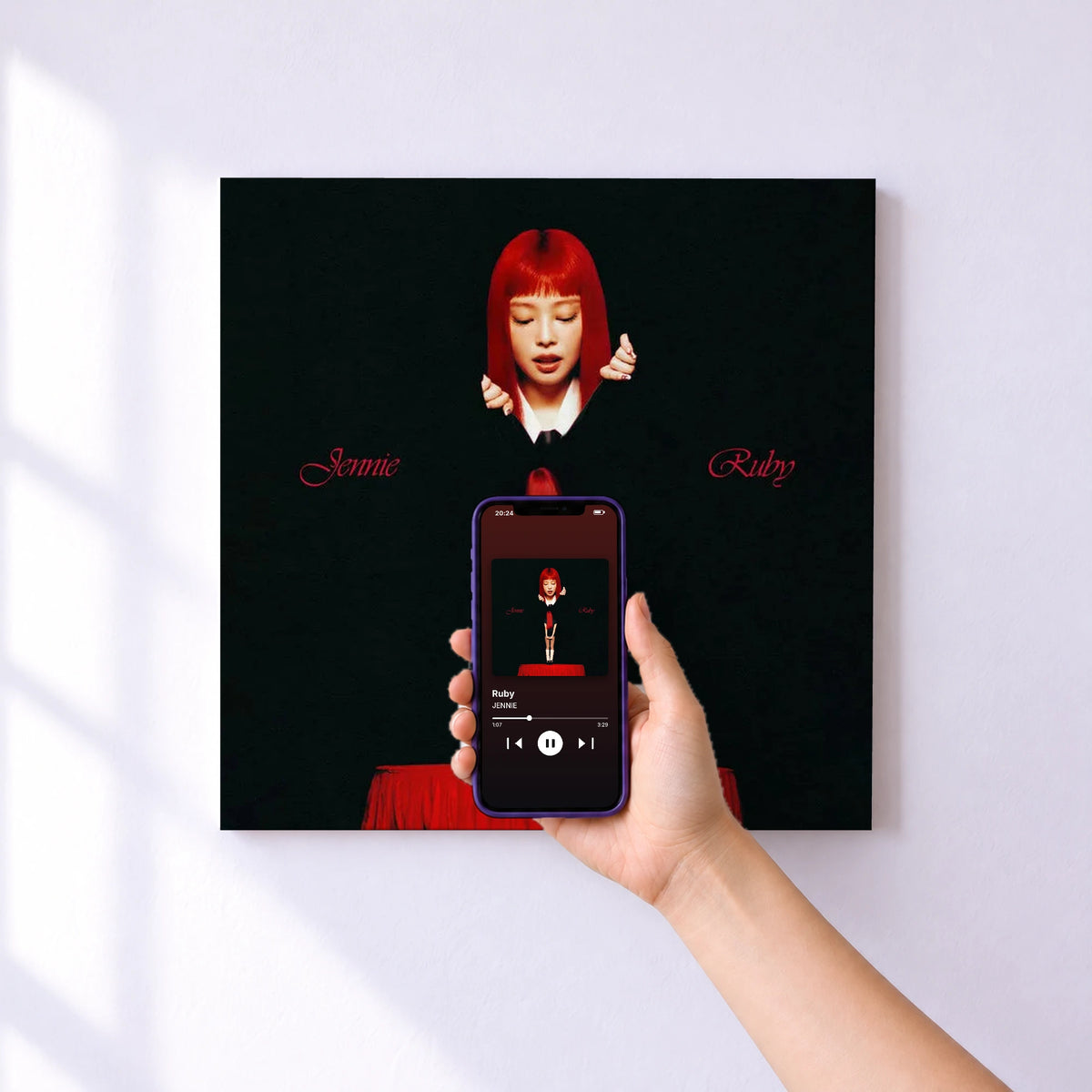 Affiche connectée Ruby de JENNIE au mur : l'album se lance en approchant le téléphone