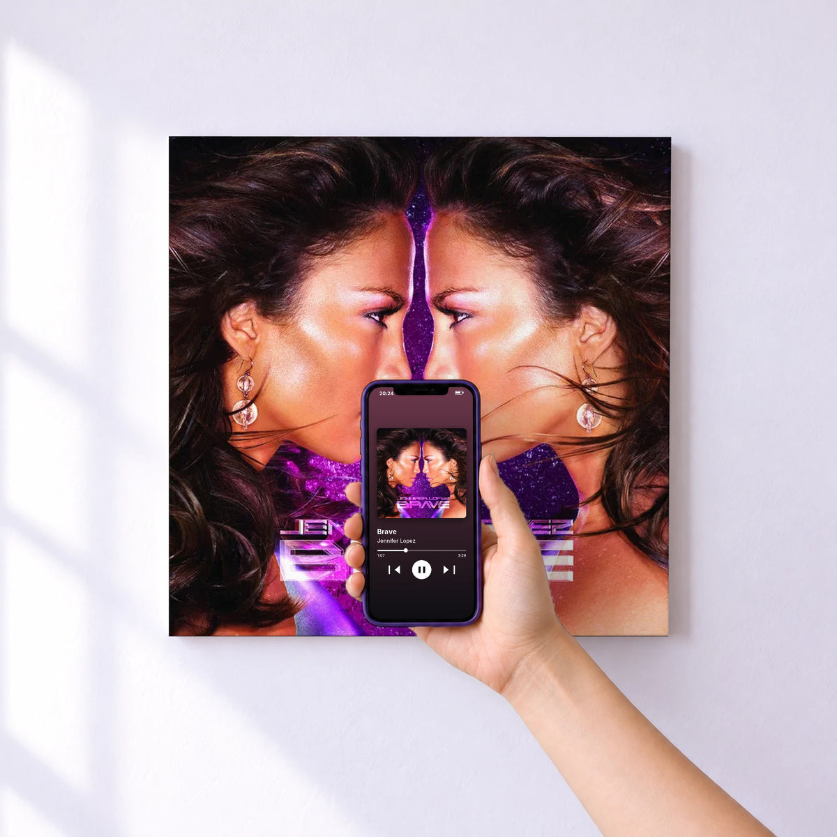 Affiche connectée Brave de Jennifer Lopez au mur : l'album se lance en approchant le téléphone